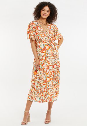 Robe portefeuille florale avec des manches courtes bouffantes, un décolleté en V et un motif orange, blanc et bleu. Fabriquée dans un tissu léger, de design mi-long.