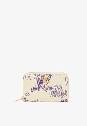 Cartera con cremallera de color crema con texto de estilo grafiti en color púrpura y el logo dorado "Bimba Y Lola" en la parte frontal.