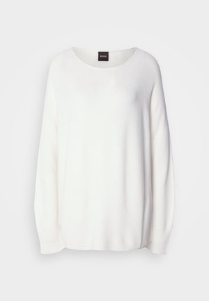 Weißer Pullover mit Rundhalsausschnitt, langen Ärmeln und lockerer Passform. Gerippte Textur, dezenter Glanz und BOSS-Label auf der Rückseite.