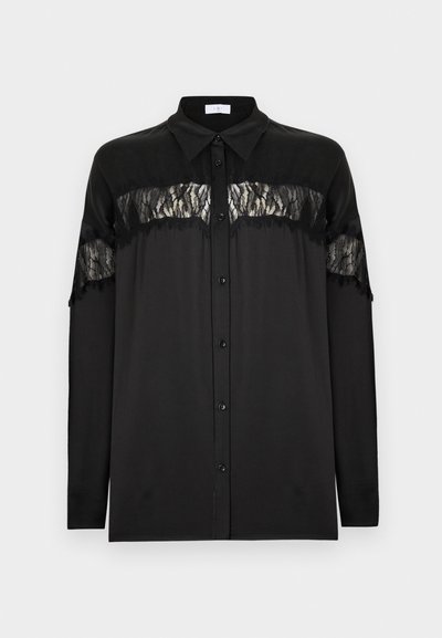 Μαύρο πουκάμισο με μακριά μανίκια και κουμπιά, με διάφανα δαντελένια πανέλα στο στήθος και τα πάνω μέρη των χεριών, διαθέτει μυτερό γιακά και κλείσιμο με κουμπιά.