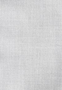 Tessuto grigio chiaro con una trama fine ed uniforme, caratterizzato da un delicato motivo di tessitura, una finitura morbida e senza motivi o accenti visibili.