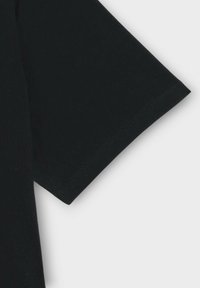 T-shirt noir en coton à manches courtes avec une coupe droite. Présente une finition à double couture sur les manches et le col pour plus de durabilité.