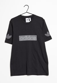 Svart bomullströja med korta ärmar, prydd med en grå broderad "adidas"-logotyp och en liten varumärkeslogotyp på vänster ärm.