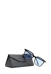 Occhiali da sole rettangolari neri con lenti blu, caratterizzati da un design geometrico. Accompagnati da un astuccio nero testurizzato di forma triangolare.