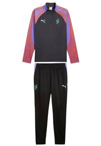 Chándal de Puma que presenta una parte superior negra con mangas estampadas en púrpura y naranja, y pantalones negros con cintura elástica y acentos de logotipo.