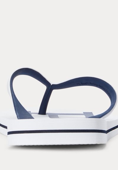 Biela žabková sandála s tmavomodrými remienkami a tmavomodrým pruhom pozdĺž okraja podrážky, zobrazená zozadu.