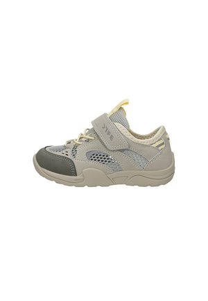 Scarpa da ginnastica per bambini grigio chiaro e beige con pannelli in mesh, cinturino regolabile in Velcro e suola in gomma, vista laterale su sfondo bianco.