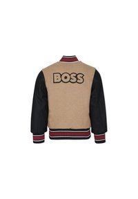 Giacca varsity in misto lana marrone con maniche in pelle nera, colletto e orlo a coste a righe rosse e bianche, con logo "BOSS" sul retro.