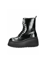 Botas de tobillo de charol negro con una suela de plataforma gruesa y diseño de cordones. Presentan una puntera redonda y acentos texturizados en negro.