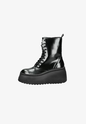Stivali alla caviglia in pelle verniciata nera con suola a piattaforma chunky e design con lacci. Presentano una punta rotonda e dettagli testurizzati neri.