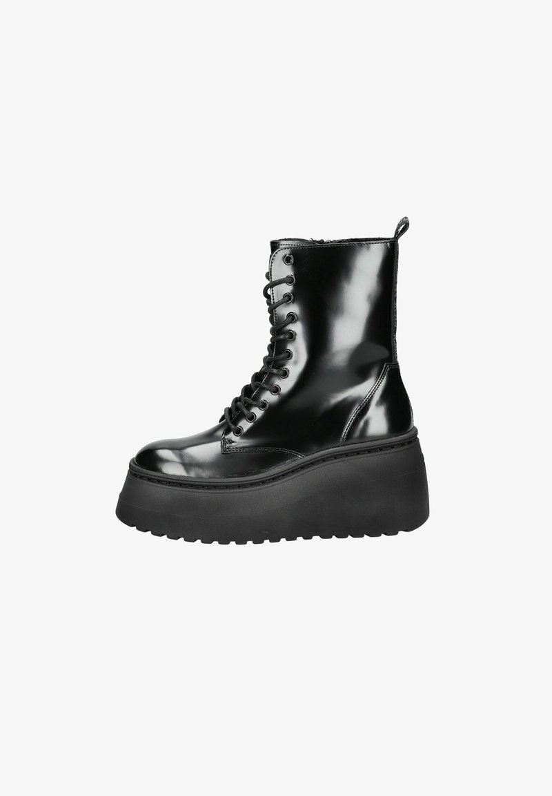 Botas de tobillo de charol negro con una suela de plataforma gruesa y diseño de cordones. Presentan una puntera redonda y acentos texturizados en negro.