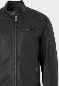 Schwarze Lederjacke mit hohem Kragen, gesteppter Schulterapplikation, vorderem Reißverschluss und einer Brusttasche mit Reißverschluss.