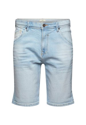Světle modré džínové šortky s předním knoflíkem a zipem, poutky na pásek a dvěma předními kapsami, zobrazené na bílém pozadí.