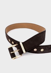 Brown suede belt with a gold-tone metal buckle, featuring a smooth inner lining and five holes for adjustable fitting.