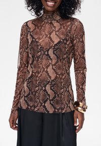 Obcisła bluzka z długim rękawem w wzór wężowej skóry w odcieniach brązu i czerni, z wysokim kołnierzem i fakturowaną tkaniną.