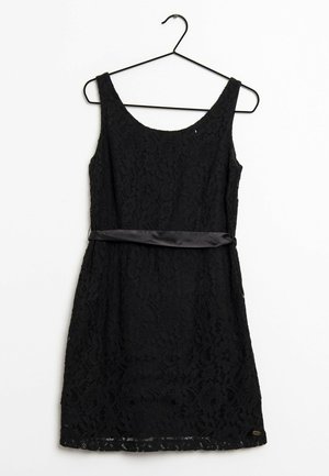 Schwarzes Spitzenkleid mit rundem Ausschnitt und A-Linie Silhouette. Besitzt einen Satin-Gürtel um die Taille und ein florales Spitzenmuster im gesamten Kleid.
