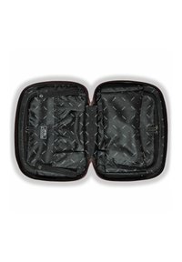 Zwarte reistas met een bordeauxrode rits, voorzien van een gevoerde binnenkant met patroon, meerdere compartimenten, elastische banden en een label in het midden.