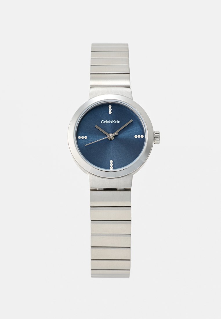 Calvin Klein Uhr mit einem runden, silbernen Gehäuse, einem dunkelblauen Zifferblatt mit silbernen Akzenten und einem gebürsteten Edelstahlarmband.