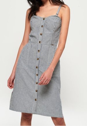 Gestreiftes Kleid mit verstellbaren Spaghetti-Trägern, einem taillierten Oberteil und einer durchgehenden Knopfleiste. Es verfügt über einen knielangen Rock und zwei Seitentaschen.