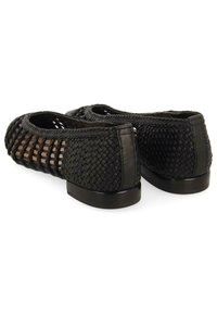 Bailarinas negras trenzadas con diseño de malla abierta y parte trasera sólida. Presentan un tacón bajo y plano con un borde suave para un aspecto refinado.