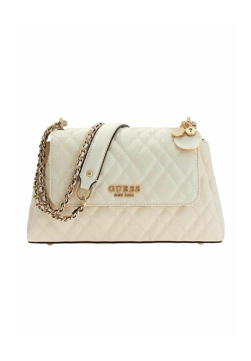 Sac à main crème matelassé avec chaîne en métal doré et bandoulière en cuir, ornée d'un logo métallique et d'un pendentif décoratif. Forme rectangulaire avec fond structuré.