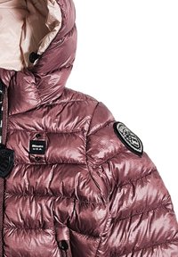 Giacca puffer malva con texture lucida e trapuntata, caratterizzata da un cappuccio con zip, coulisse, applicazioni patch e etichette con logo sul petto e sulla manica.