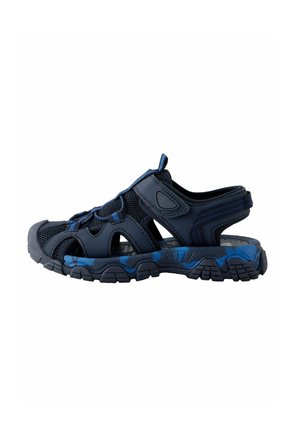 Sandale de sport bleu marine à bout fermé avec des brides réglables, une tige en mesh respirant et une semelle robuste avec des accents bleus pour une utilisation en extérieur.