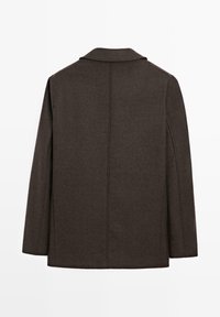 Cappotto in misto lana marrone con un motivo a spina di pesce, dotato di colletto a revers, maniche lunghe e taglio dritto. Dettaglio della cucitura posteriore visibile.