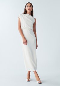 BWLDR ALIAS MIDI - Vabalt langev kleit - off white