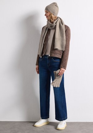 Street One, FEINSTRICK BEANIE IN UNIFARBE SET - Orejeras - sandy mocca mel