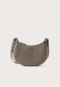 Siva kožna torba za rame okruglog oblika, s detaljima u zlatnoj boji i odvojivim remenom za podesivu duljinu.