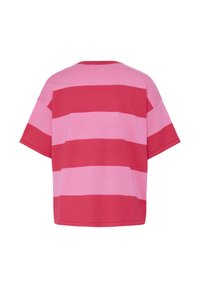 Košeľa s krátkym rukávom, oversize strih, so širokými horizontálnymi pruhmi striedajúcimi sa v ružovej a červenej farbe, zobrazená zozadu.