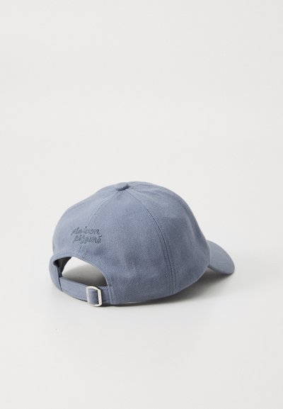 Casquette en coton bleu avec une visière incurvée, logo brodé sur le côté et une sangle réglable à l'arrière pour ajuster la taille.
