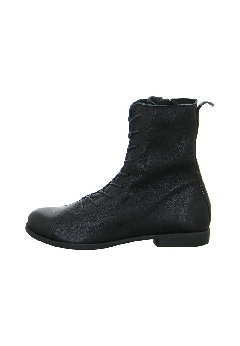 Stivaletto in pelle nera con finitura textured, chiusura con lacci, punta tonda e tacco in gomma basso. Design semplice senza accenti prominenti.