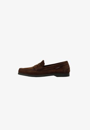 Mocasín de hombre de ante marrón con detalles cosidos y suela negra, mostrado en perfil lateral sobre fondo blanco.