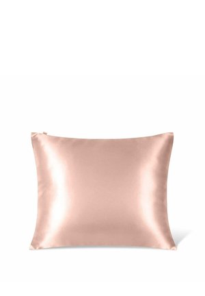 Coussin rectangulaire en satin rose pâle avec une surface lisse et brillante et des bords légèrement incurvés sur fond blanc.
