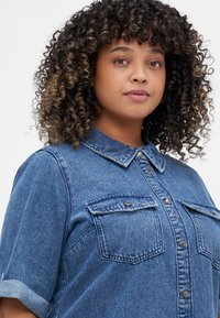 Vero Moda Curve VMCJENNIE - Dongerikjole - medium blue denim