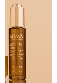 Siero viso AHAVA in una bottiglia di vetro ambrato scuro con tappo a pompa dorato. Presenta testo bianco che illustra i benefici del prodotto. Contenuto 30 ml.