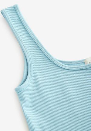 Jasnoniebieski top na ramiączkach z szerokimi paskami i gładką fakturą. Posiada subtelny wzór oraz małą metkę przy dekolcie.