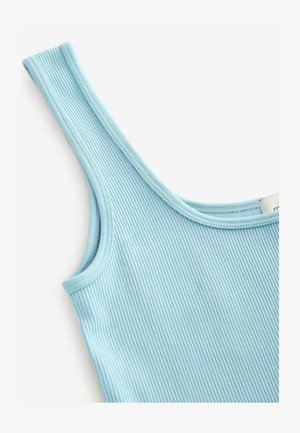 Débardeur côtelé bleu clair avec des bretelles larges et une texture lisse. Il présente un motif subtil et une petite étiquette près de l'encolure.