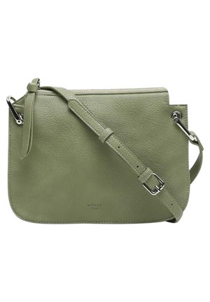 Petit sac bandoulière en cuir vert olive avec bandoulière réglable et ferrures argentées sur fond blanc.