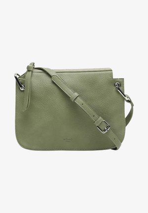 Petit sac bandoulière en cuir vert olive avec bandoulière réglable et ferrures argentées sur fond blanc.