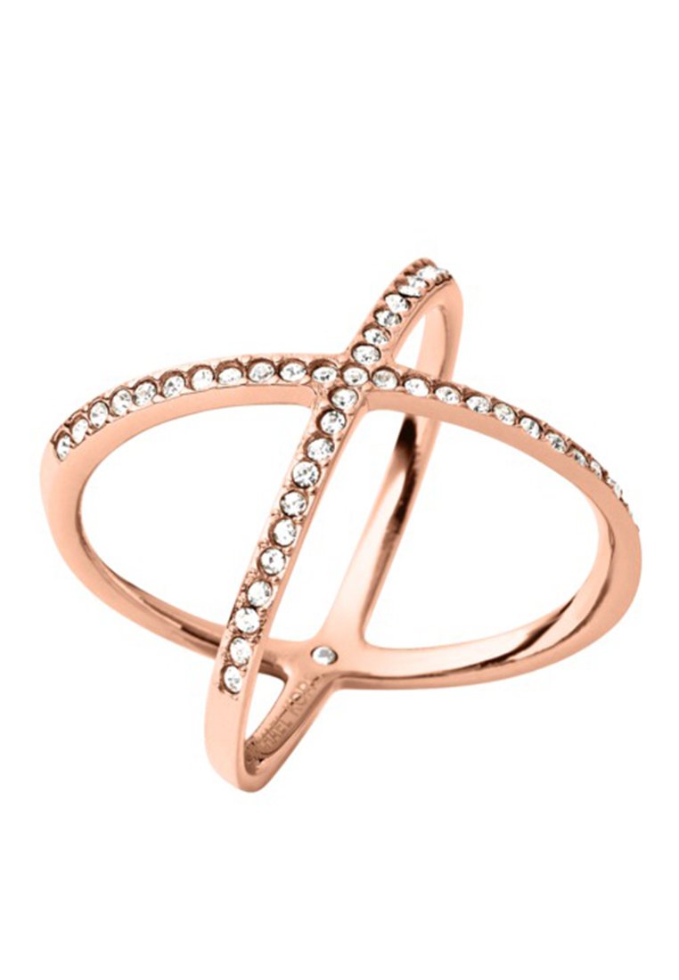 Roze gouden crossover ring met een gladde afwerking, accentueert met kleine heldere kristallen langs de randen voor extra sprankeling.
