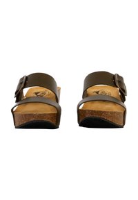 Sandali in pelle marrone con una fascia larga e fibbia regolabile; soletta in sughero e suola in gomma nera strutturata per una buona presa.