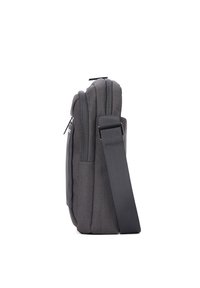 Borsa a tracolla grigia con finitura testurizzata, corpo imbottito, tracolla regolabile e diverse tasche con zip per l'organizzazione.