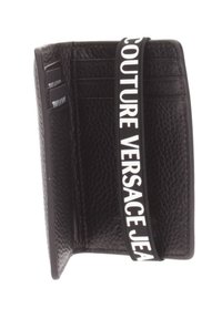 Portafoglio in pelle nera con una finitura testurizzata, dotato di numerosi scomparti per carte e un prominente elastico bianco con la scritta "COUTURE VERSACE JEANS".