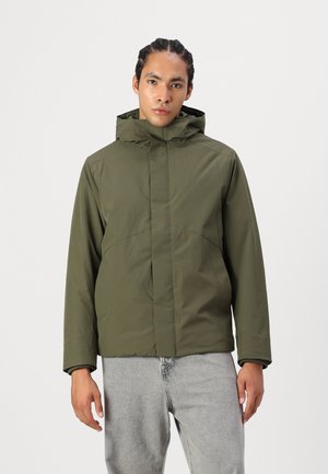 Olijfgroene waterdichte jas met een ritssluiting aan de voorkant, verstelbare capuchon en zijzakken. Kenmerkt zich door een gladde, matte textuur en een aangesloten silhouet.