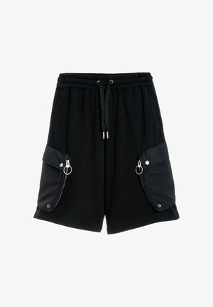 Pantalones cortos negros con cordón, cintura elástica y grandes bolsillos laterales tipo cargo con cremalleras plateadas y botones de presión.