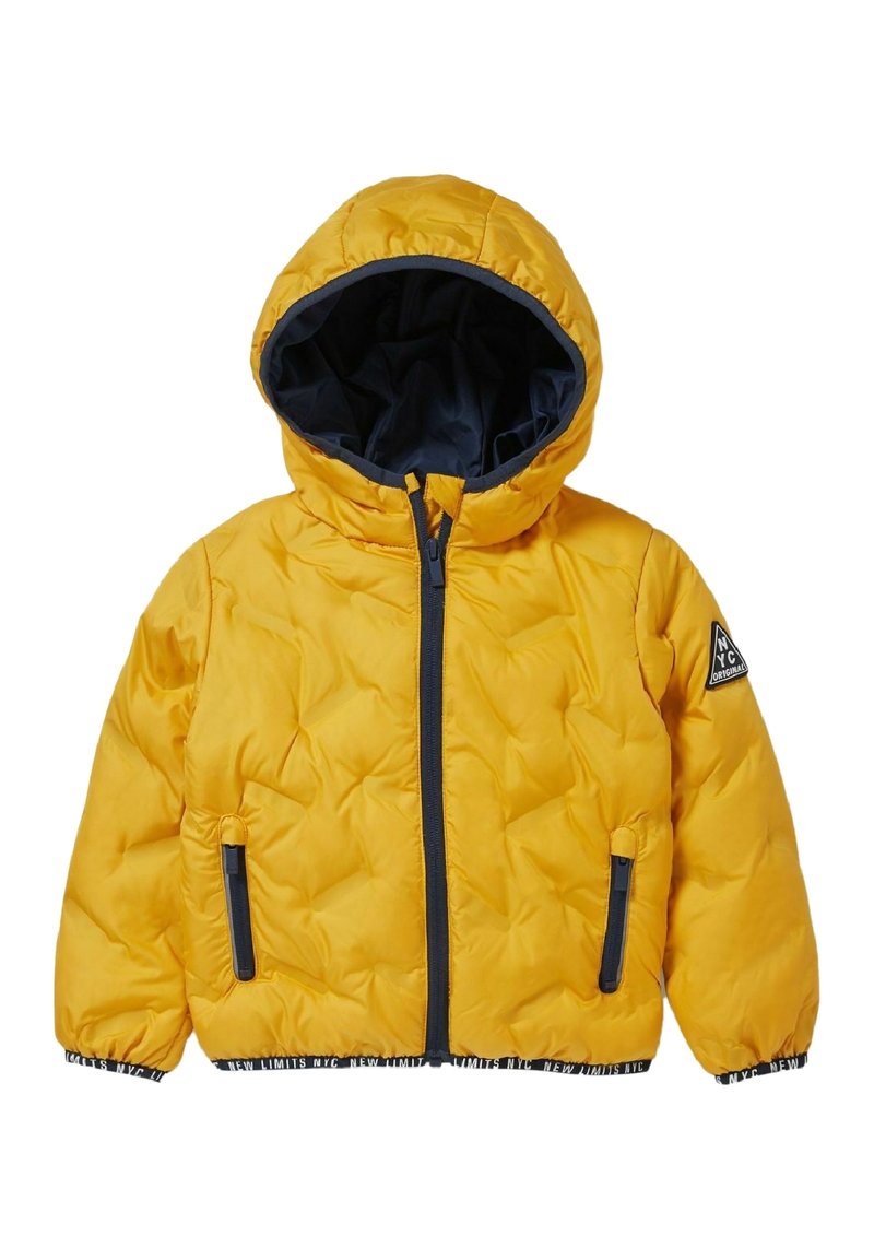 Doudoune jaune avec capuche, dotée d'une fermeture éclair et d'un doublure contrastante en bleu marine. Comprend deux poches latérales et des poignets côtelés.