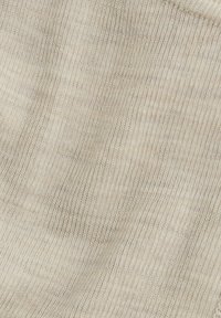 Helles beige Strickgewebe mit einer strukturierten, gerippten Musterung. Das Material ist weich und weist leichte Farbvariationen auf.